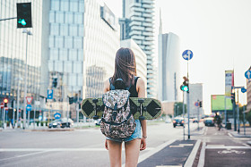 亚洲女人户外市 