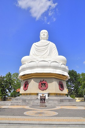 白色大尊佛像照片