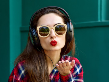 美麗微笑的女人，戴著耳機