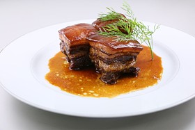 红烧猪肉用草药在白板上的中国风