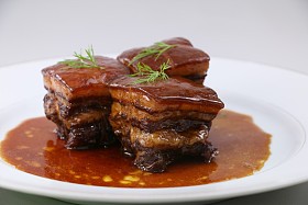 红烧猪肉用草药在白板上的中国风