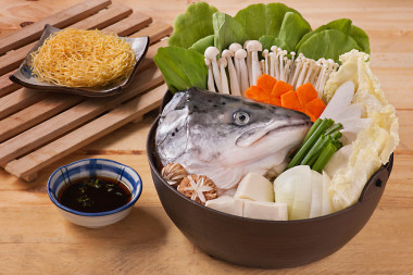 三文魚頭與蘑菇、 胡蘿卜、 豆腐、 白菜火鍋