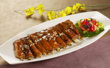 青花菜的餐廳，在白板上生炒排骨