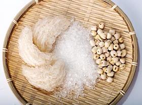 鸟的巢或 salanganes 与白色背景上的莲花豆