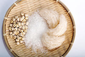 鸟的巢或 salanganes 与白色背景上的莲花豆