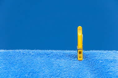 黃夾子上藍(lán)色毛巾