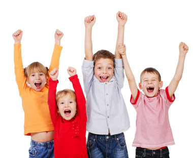 他们举起手来快乐儿童