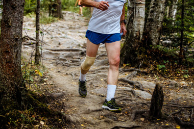 积极的人运行山的马拉松图片