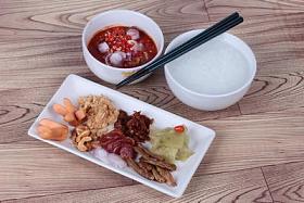 大米粥和木上的配菜。（干碎猪肉、中国香肠、脆鱼、香肠、炸小蛤、切红洋葱、泡菜大白菜、辣沙丁鱼沙拉和青葱)