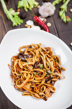 中国面条与蘑菇牛肉和蔬菜