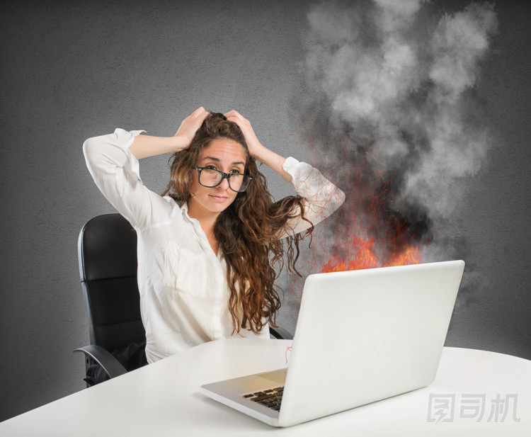 看著筆記本上火災(zāi)的女商人