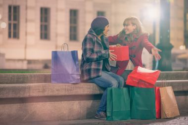 向朋友贈(zèng)送禮物的女人