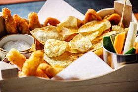 桌上的煎炸的小食图片