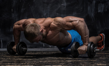 肌肉健美家伙在 darck 背景