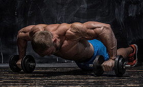 肌肉健美家伙在 darck 背景