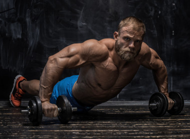 肌肉健美家伙在 darck 背景