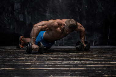 肌肉健美家伙在 darck 背景