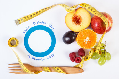 世界糖尿病日和新鮮水果與厘米的象