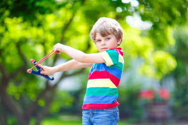 小小孩男孩拍攝木彈弓照片