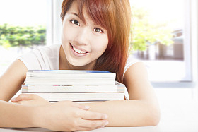 微笑在教室里的学生举行书图片