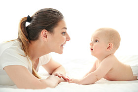快乐妈妈和宝宝照片