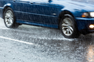 在大雨中開(kāi)車(chē)