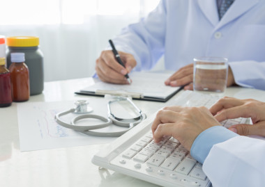 2 醫(yī)生在辦公室工作