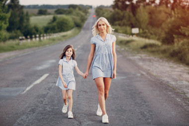 媽媽和女兒在外