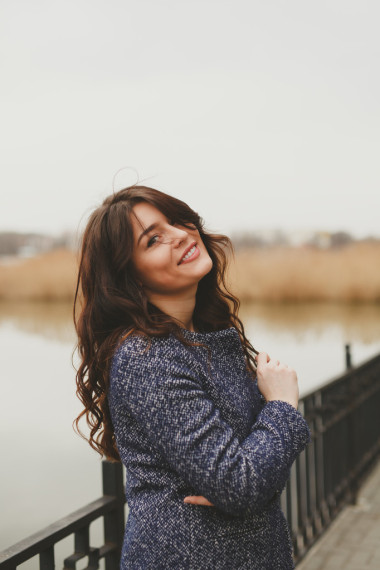 年輕美麗的黑發(fā)女人的特寫肖像