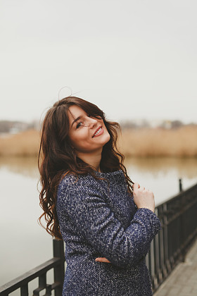 年轻美丽的黑发女人的特写肖像