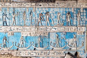 古代的彩色的壁画哈索尔神庙照片