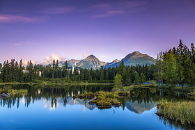 在斯洛伐克的 Strbske-pleso 湖上日出