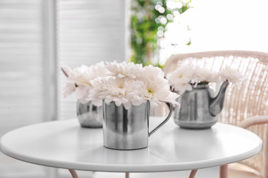 白菊花在燈桌上的杯子