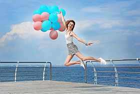 年轻女子与气球