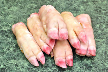 在一張石桌上凍豬肉和牛肉腿