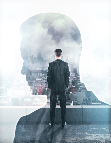 在屋頂上思考男人