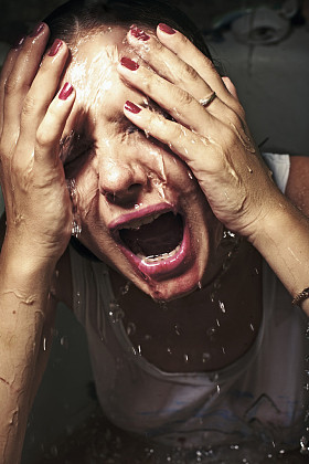 在恐怖中的女孩图片