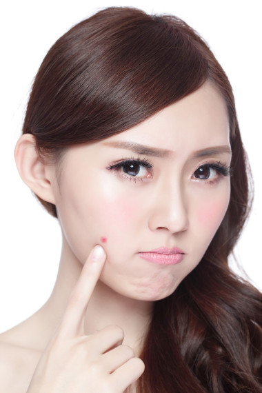  女人對她的皮膚不滿意