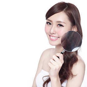  拿放大镜的女人图片