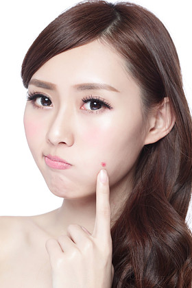  女人对她的皮肤不满意图片