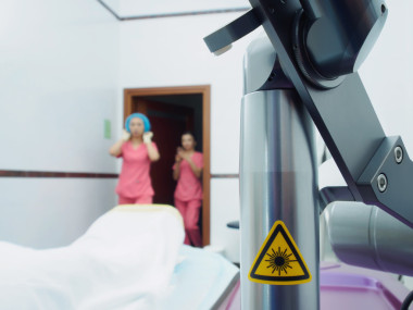 激光 cabounet 醫(yī)院的兩個(gè)年輕的女醫(yī)生