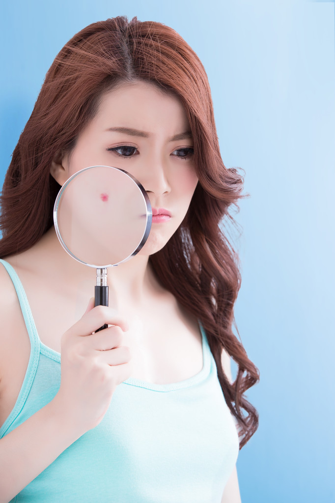  女人看着她的粉刺