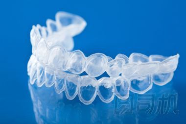 美白個(gè)別牙托