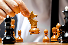 商人下棋的手照片
