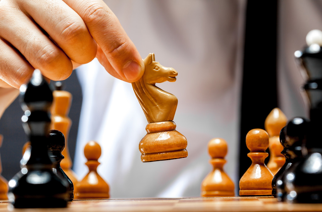 商人下棋的手照片