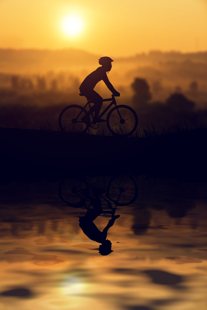 一个人对封山育林自行车,日落的轮廓 一个人对封山育林自行车,日落的轮廓