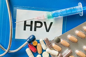 Hpv 病毒病概念。很多丸、 注射器和周围的听诊器