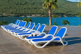 漂亮的游泳池在户外上灿烂夏日