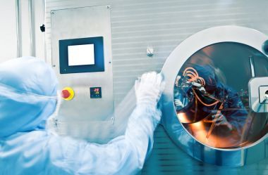 在制藥生產(chǎn)線上工作的技術(shù)人員