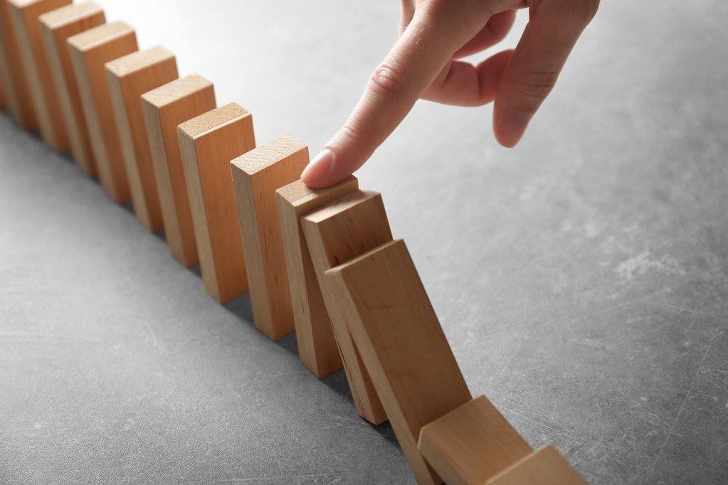 手停止多米诺骨牌效应 手停止多米诺骨牌效应